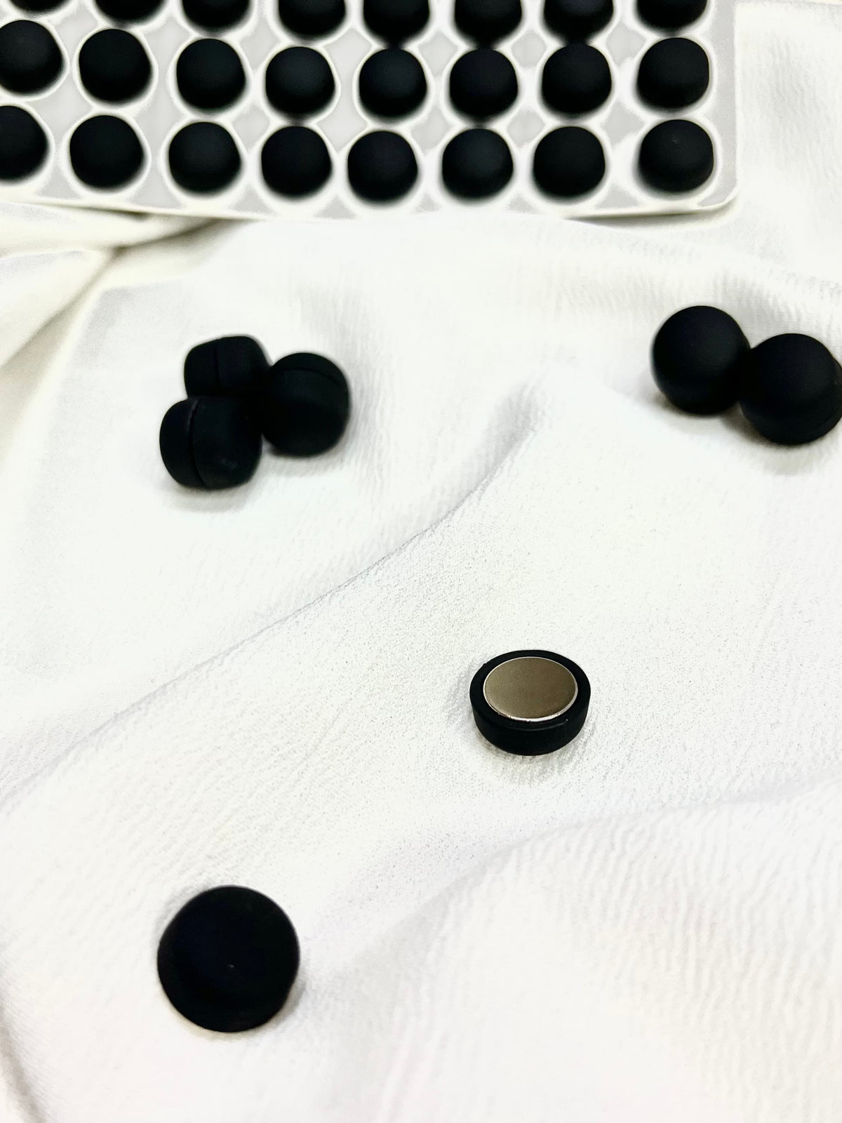 MAGNETIC PIN